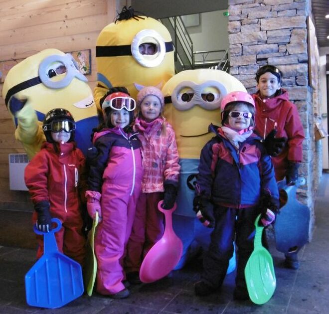 © Les enfants et les mascottes Mignon - Club Enfants Les Diablotins