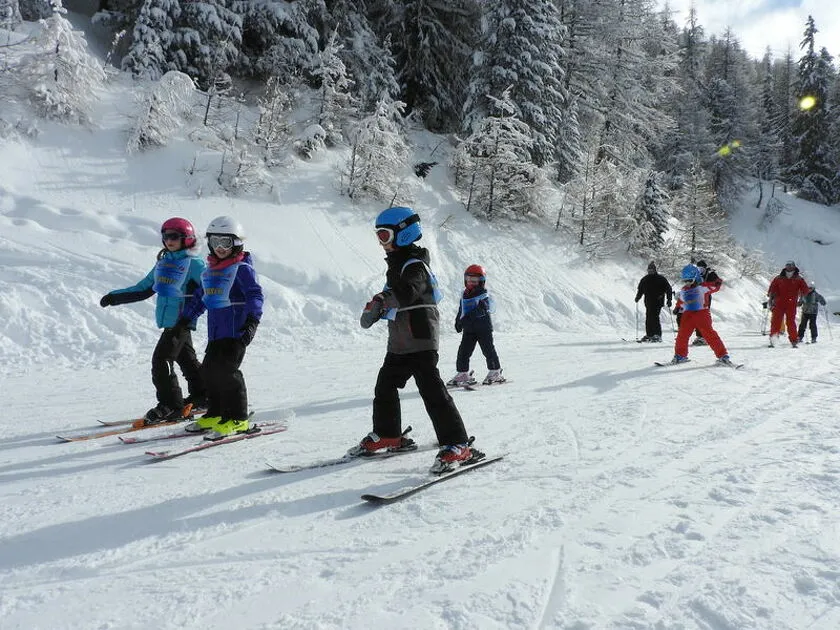 Groep skiërs - Véronick Le Palabe