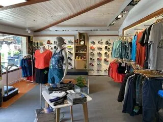 © Binnenaanzicht van de zomerwinkel van Norma Sports Intersport - Norma Sports - Intersport