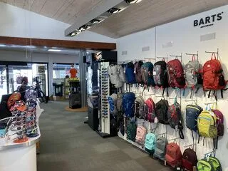 © Binnenaanzicht van de zomerwinkel van Norma Sports Intersport - Norma Sports - Intersport
