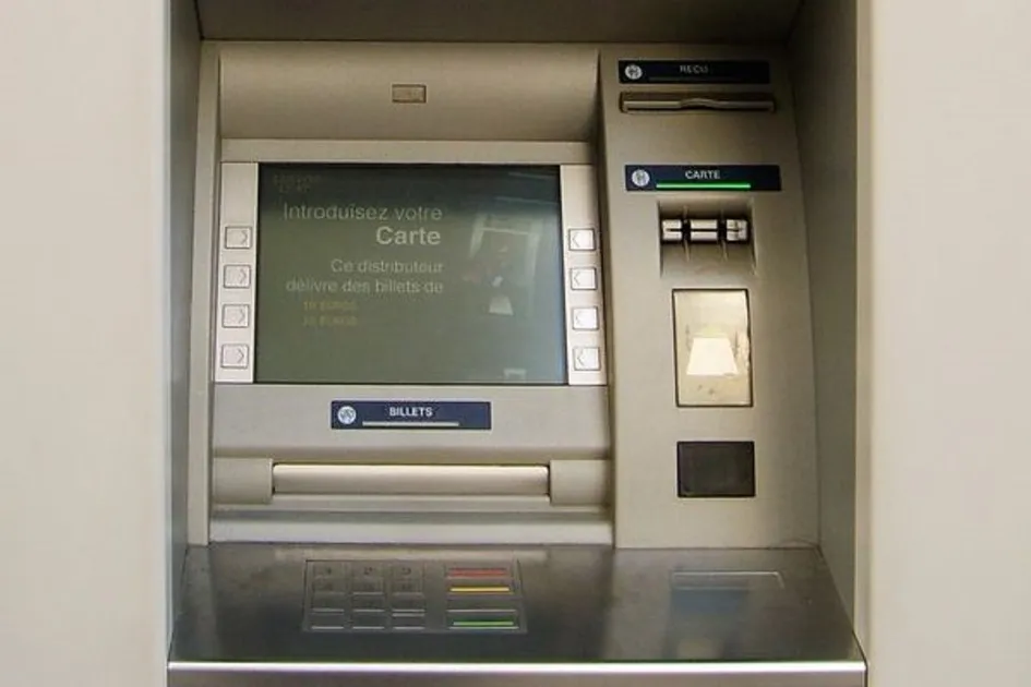ATM Caisse d'Epargne - FR3 Regio - creative commons