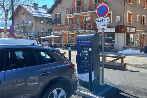 Electric vehicle charging station