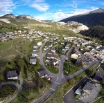 © Vue aérienne  du village d'Avrieux - Mairie d'Avrieux