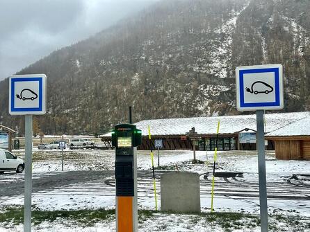 Electric vehicle charging station