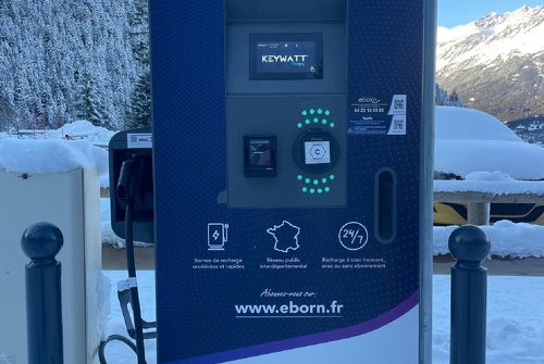 Electric vehicle charging station