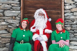 Les lutins du Père Noël dévalent les pistes